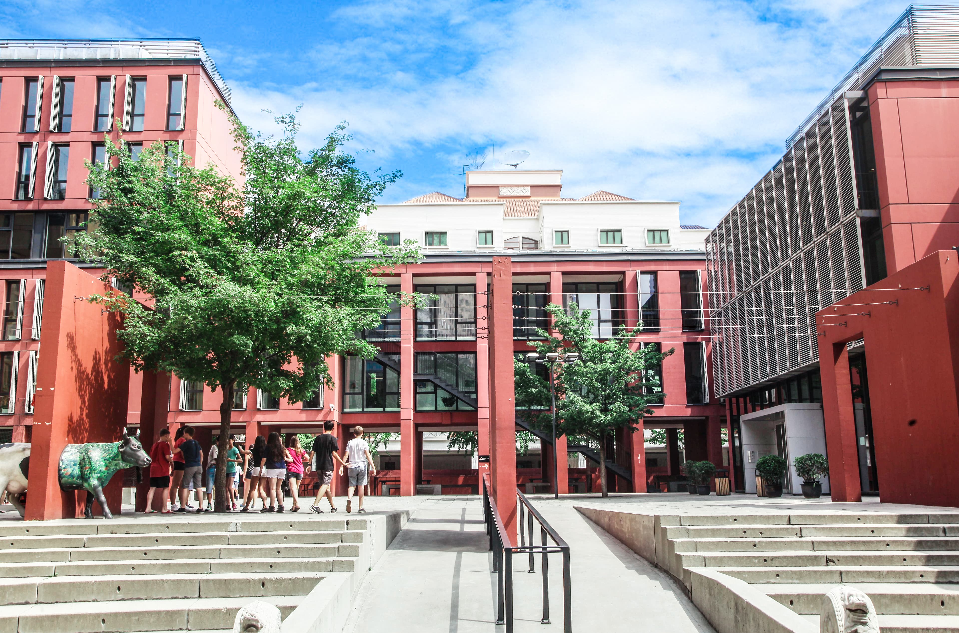 Schulerinnen und Schuler vor dem modernen DSP-Campus