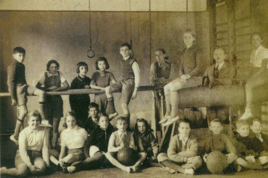Historisches Gruppenbild von Schulern und Lehrkraften