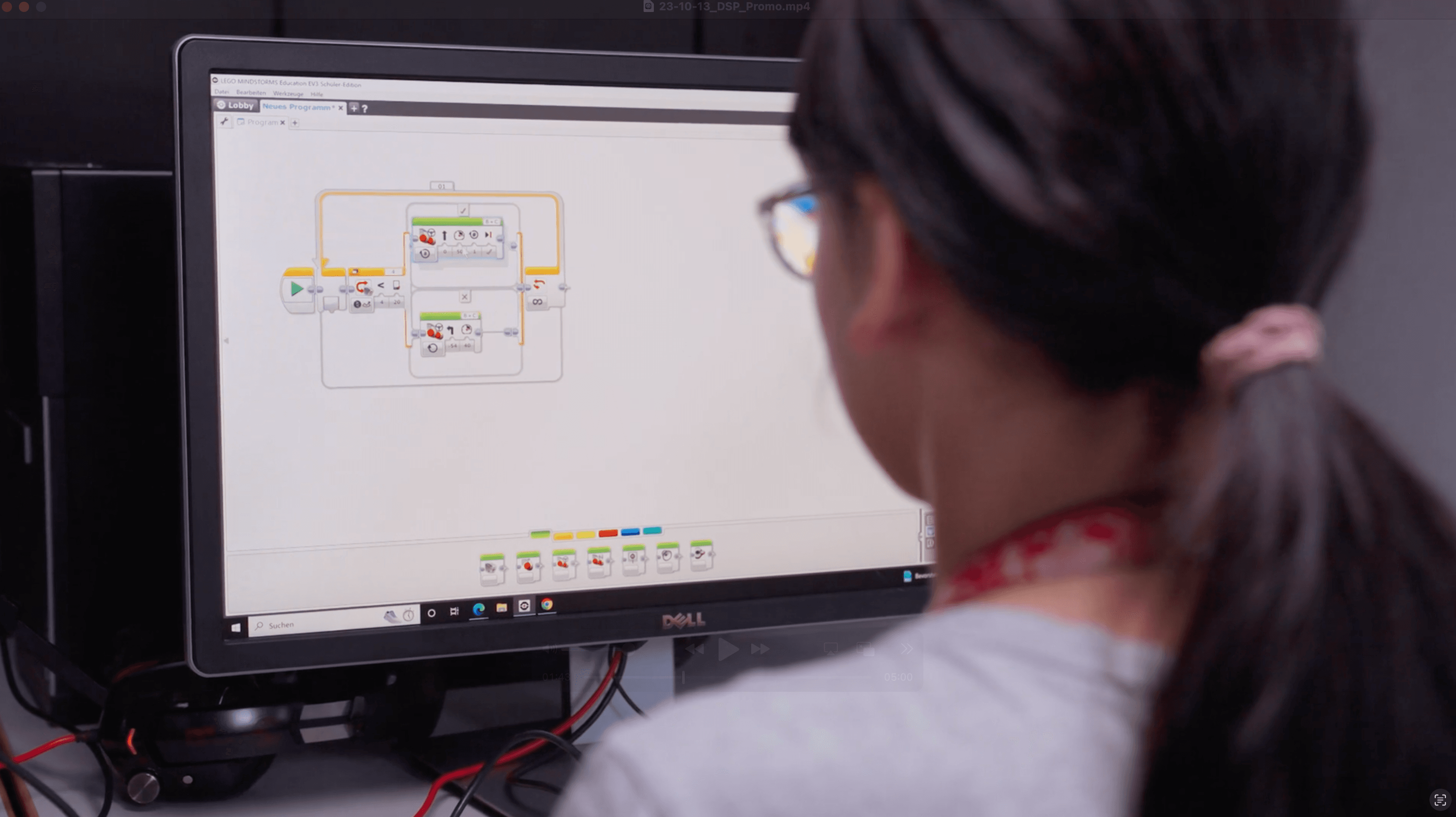 Schülerinnen und Schüler arbeiten mit digitalen Medien
