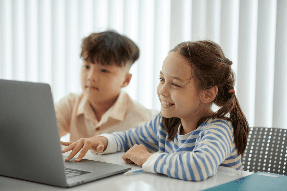 Schuelerinnen und Schueler lernen digitale Medienkompetenz